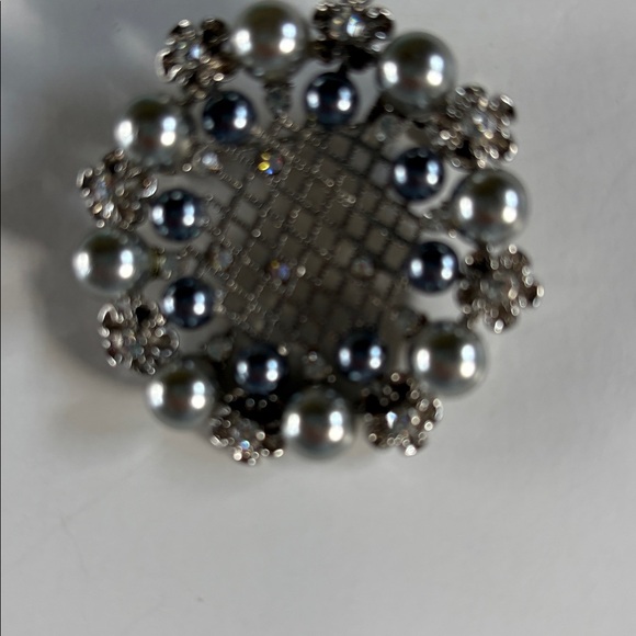 Elegant Silver and Gray Brooch with Pearl Accents - Picture 6 of 6
